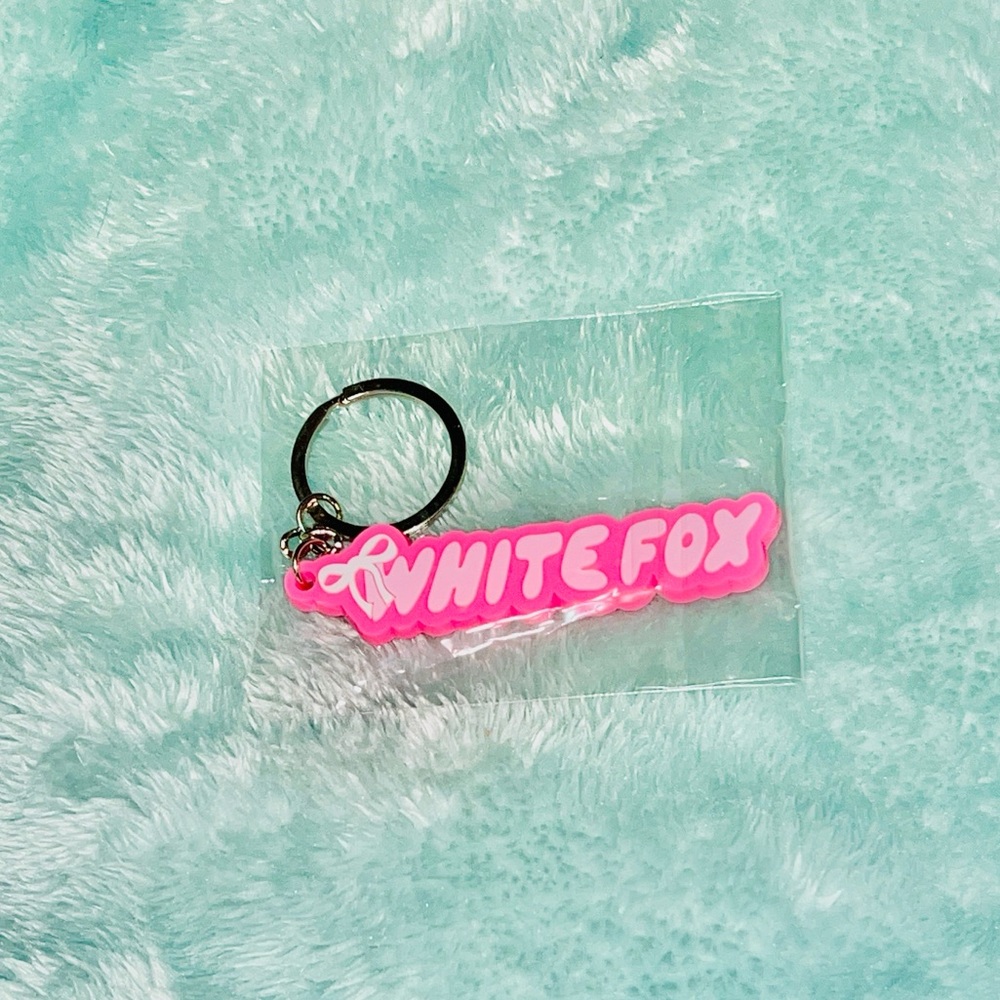 NWT White Fox Boutique White Ribbon On Top Keychain in Pink Trending Accessories